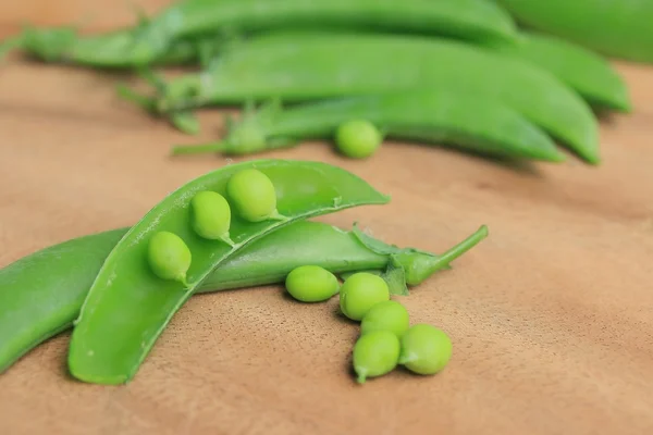 Groene sojabonen op houten — Stockfoto