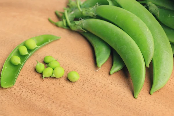 Groene sojabonen op houten — Stockfoto