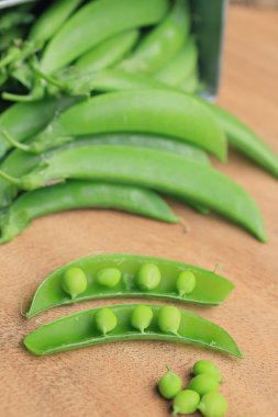 Ahşap üzerinde yeşil soya fasulyesi