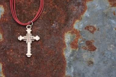 Çinko arka plan üzerinde çapraz