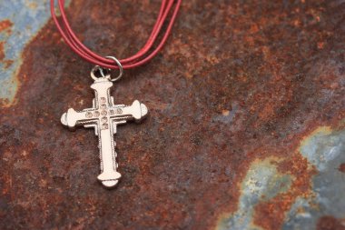 Çinko arka plan üzerinde çapraz