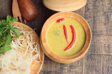 Yeşil köri ve pilav şehriye