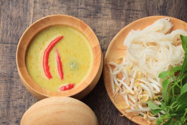 Yeşil köri ve pilav şehriye