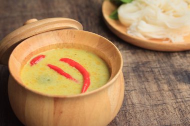 Yeşil köri ve pilav şehriye