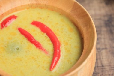 Yeşil köri ve pilav şehriye