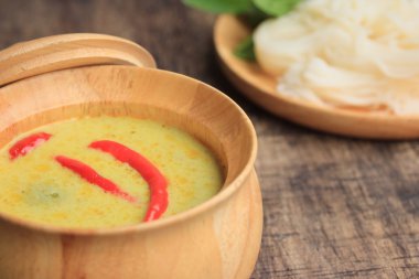 Yeşil köri ve pilav şehriye