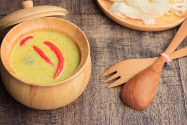 Yeşil köri ve pilav şehriye