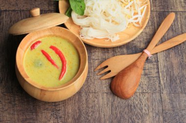 Yeşil köri ve pilav şehriye