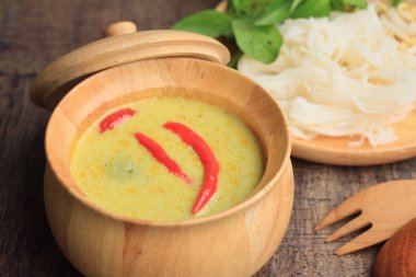 Yeşil köri ve pilav şehriye