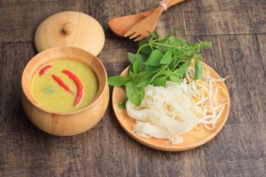 Yeşil köri ve pilav şehriye