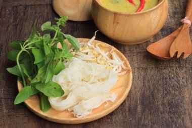 Yeşil köri ve pilav şehriye