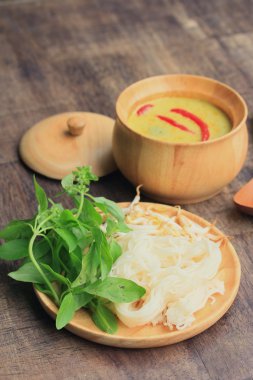 Yeşil köri ve pilav şehriye