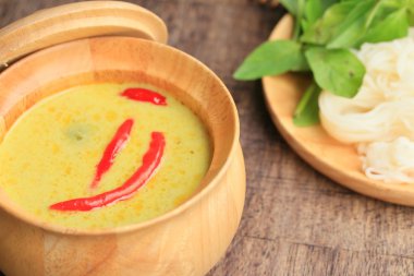 Yeşil köri ve pilav şehriye