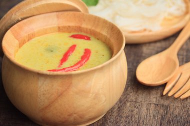 Yeşil köri ve pilav şehriye