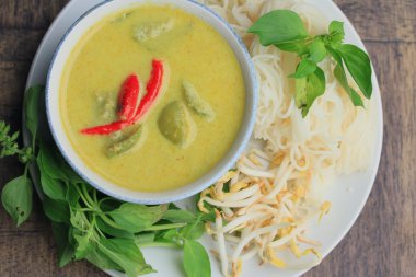 Yeşil köri ve pilav şehriye