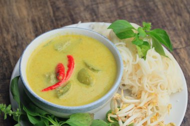 Yeşil köri ve pilav şehriye