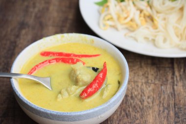 Yeşil köri ve pilav şehriye