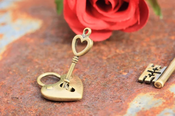 Starożytne starego klucza i róża — Zdjęcie stockowe