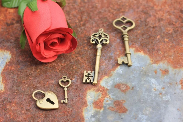 Antika gamla nyckel och ros — Stockfoto