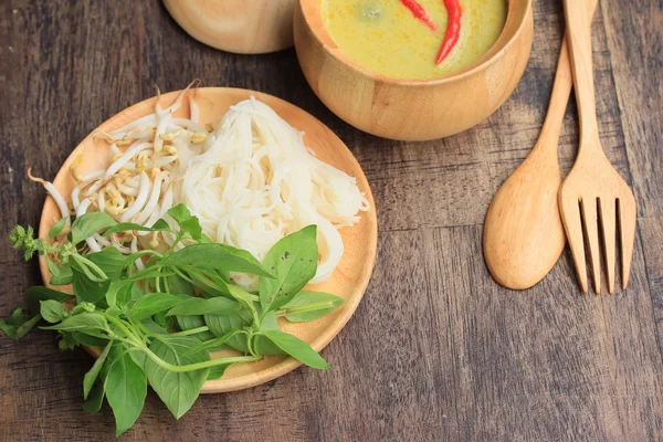 Yeşil köri ve pilav şehriye