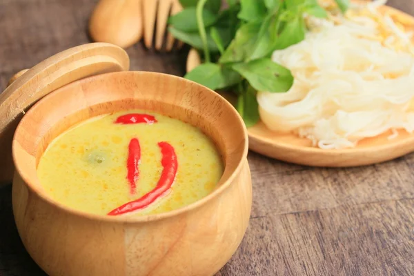 Yeşil köri ve pilav şehriye