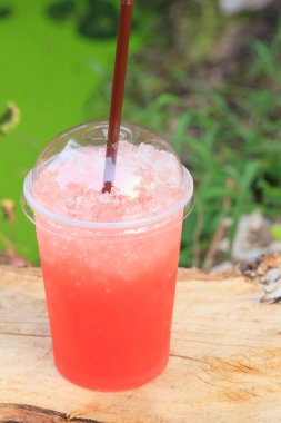 Kırmızı içecek çilekli soda