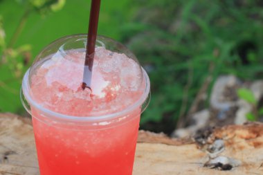 Kırmızı içecek çilekli soda