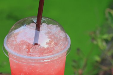 Kırmızı içecek çilekli soda