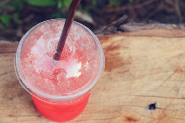 Kırmızı içecek çilekli soda