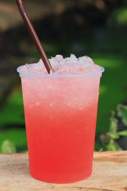 Kırmızı içecek çilekli soda