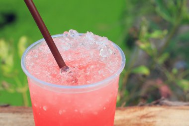 Kırmızı içecek çilekli soda