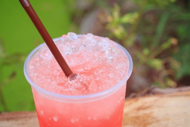 Kırmızı içecek çilekli soda