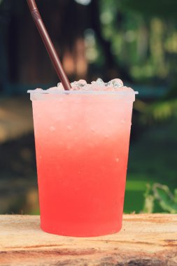 Kırmızı içecek çilekli soda