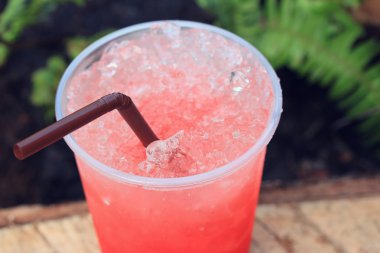 Kırmızı içecek çilekli soda