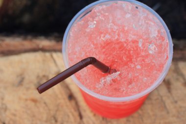 Kırmızı içecek çilekli soda