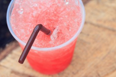 Kırmızı içecek çilekli soda