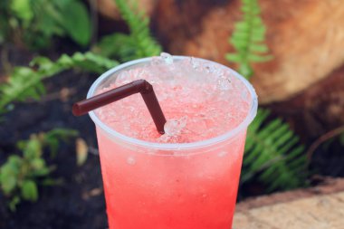 Kırmızı içecek çilekli soda