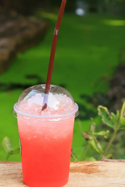 Boisson rouge soda à la fraise — Photo