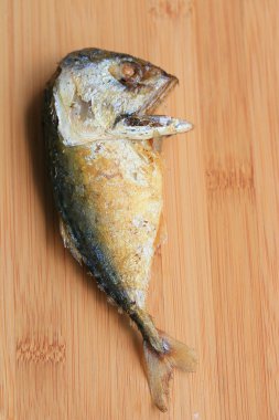 Ahşap üzerinde kızarmış uskumru