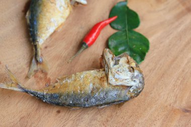 Ahşap üzerinde kızarmış uskumru