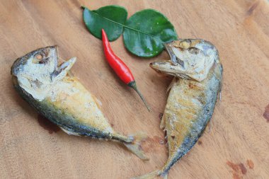 Ahşap üzerinde kızarmış uskumru