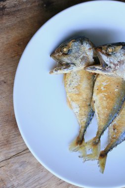 Ahşap üzerinde kızarmış uskumru