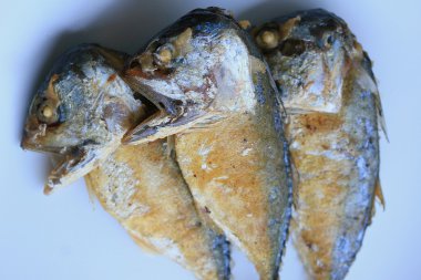 Ahşap üzerinde kızarmış uskumru