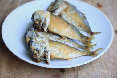 Ahşap üzerinde kızarmış uskumru