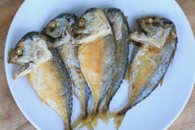 Ahşap üzerinde kızarmış uskumru