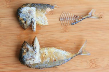 Ahşap üzerinde kızarmış uskumru