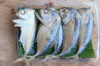  ahşap üzerinde taze uskumru