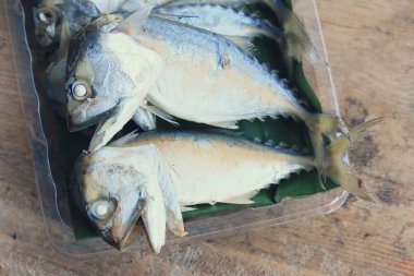  ahşap üzerinde taze uskumru