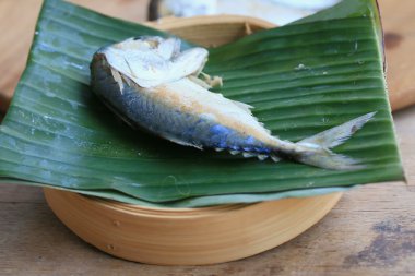  ahşap üzerinde taze uskumru