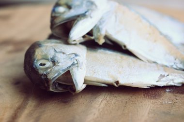  ahşap üzerinde taze uskumru